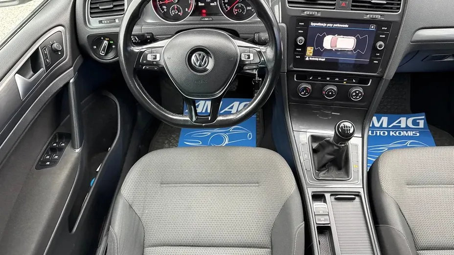 VOLKSWAGEN Golf -
