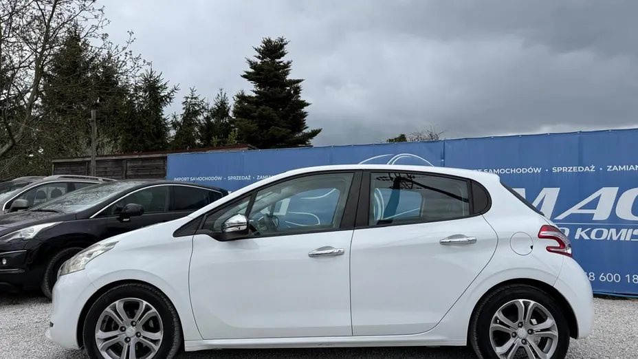 PEUGEOT 208 -