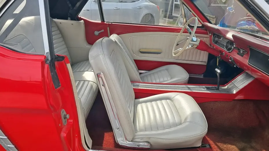 FORD Mustang -