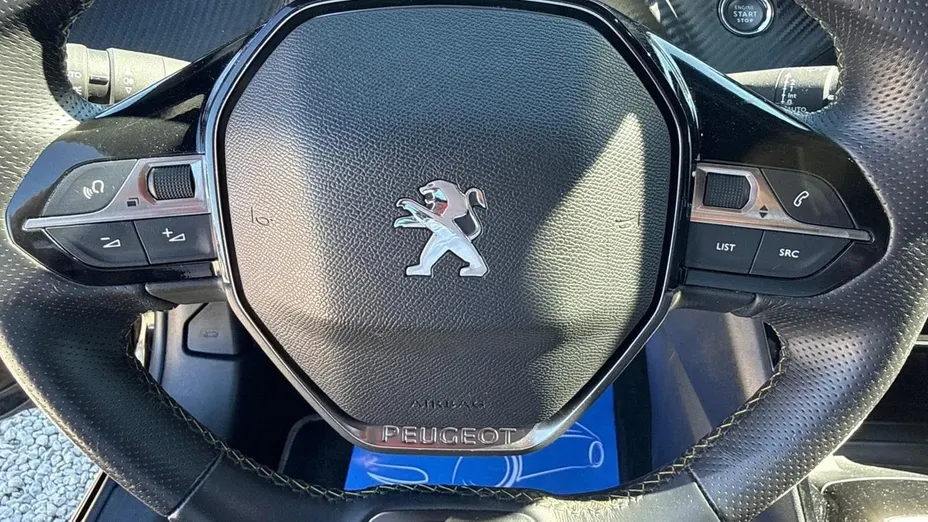 PEUGEOT 208 -