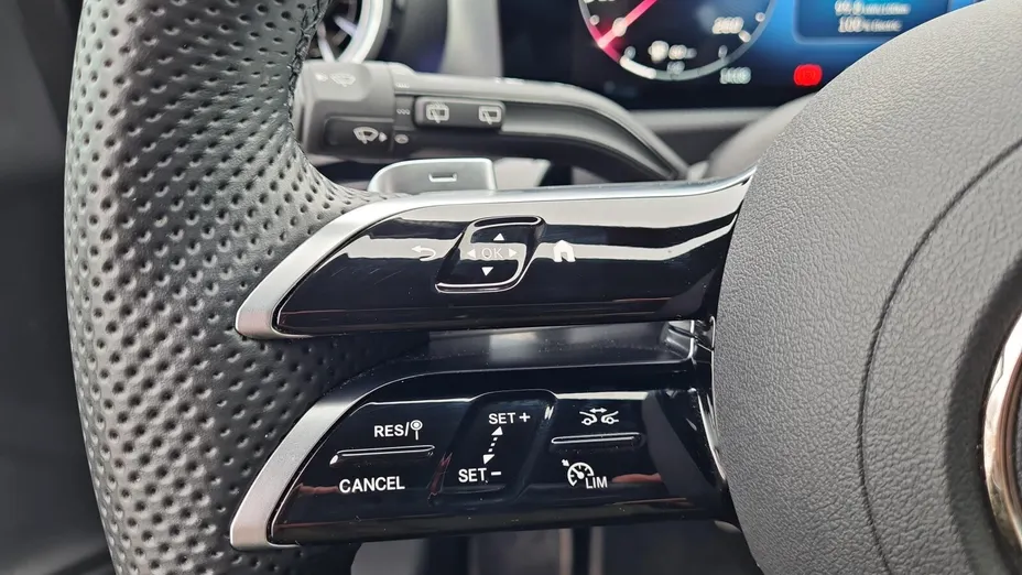MERCEDES-BENZ A Klasa A 250 e PHEV AMG Line 8G-DCT