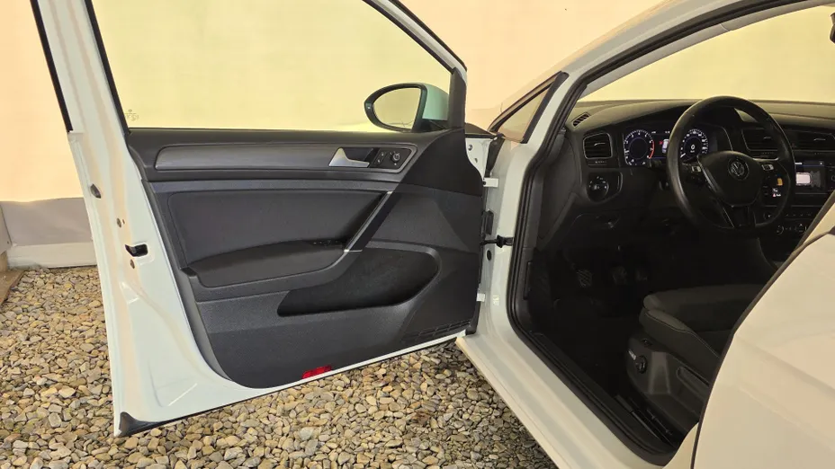 VOLKSWAGEN Golf -