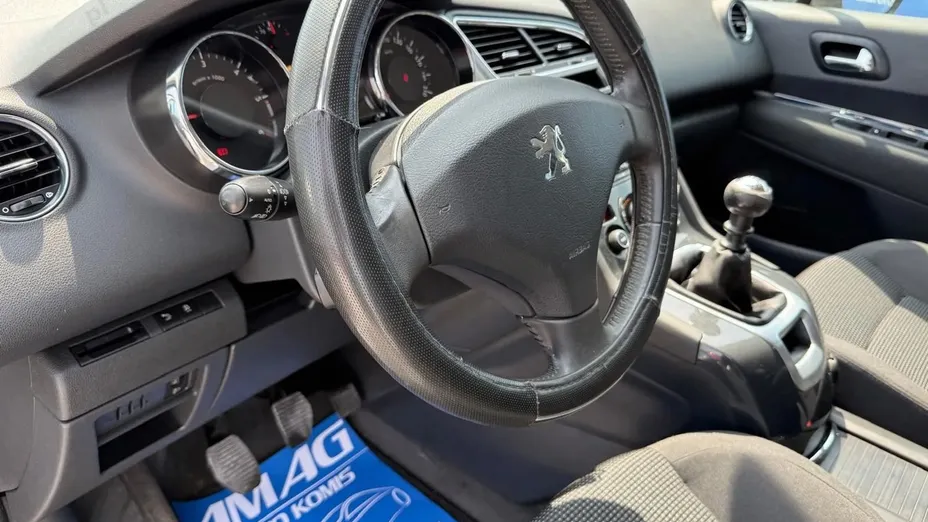 PEUGEOT 5008 -