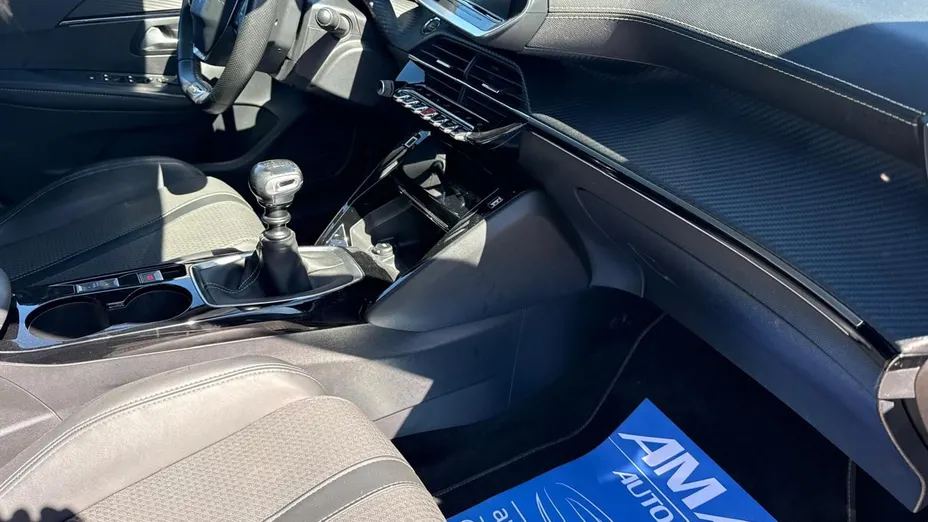 PEUGEOT 208 -