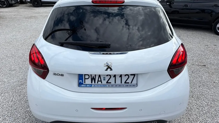 PEUGEOT 208 -
