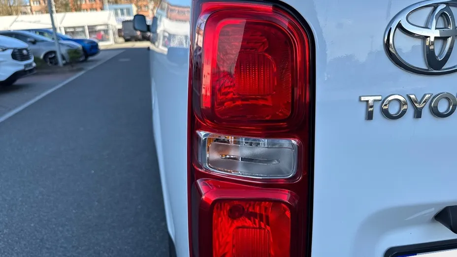 TOYOTA Proace Proace Kombi 2.0 D-4D Medium 2,8t