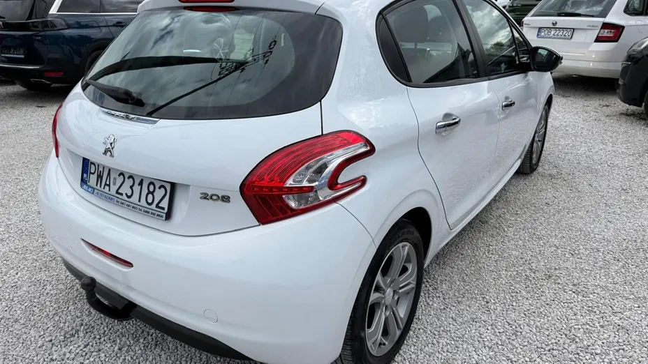 PEUGEOT 208 -