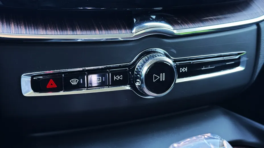 VOLVO XC60 XC60 B4 D AWD Plus Dark aut