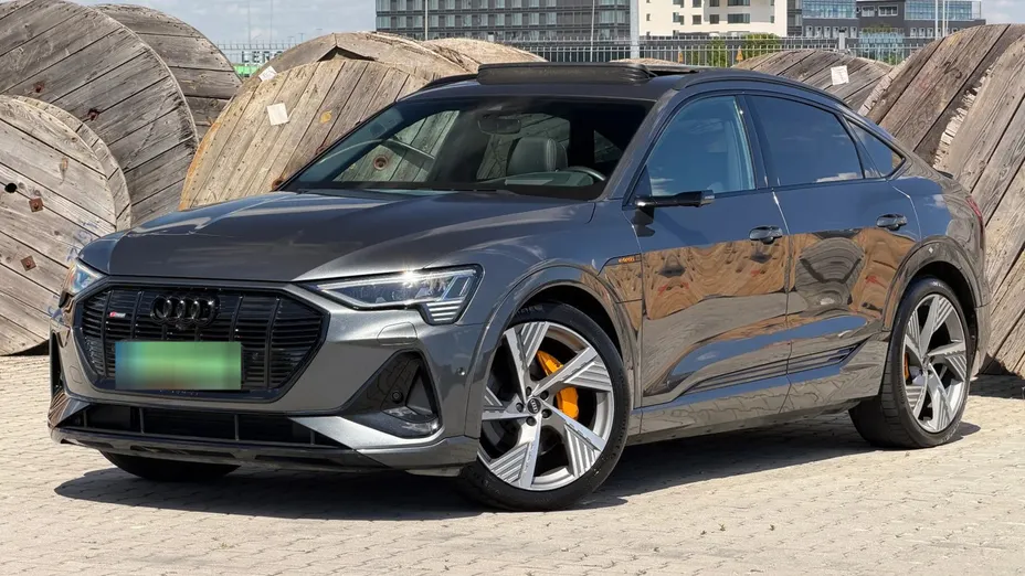 AUDI e-tron -