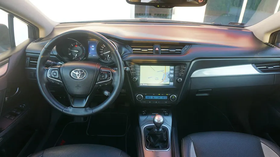 TOYOTA Avensis -