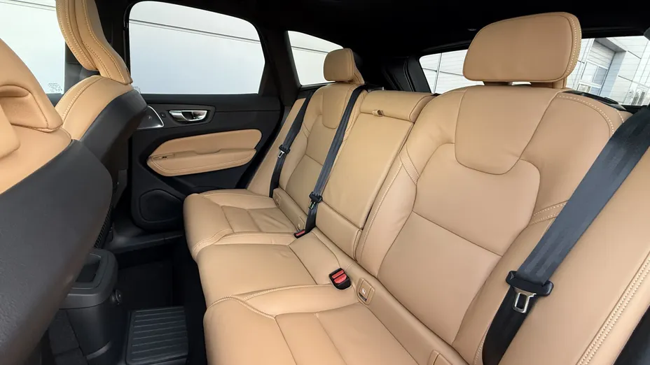 VOLVO XC60 XC60 T6 Plug-In Hybrid AWD Ultra Dark aut