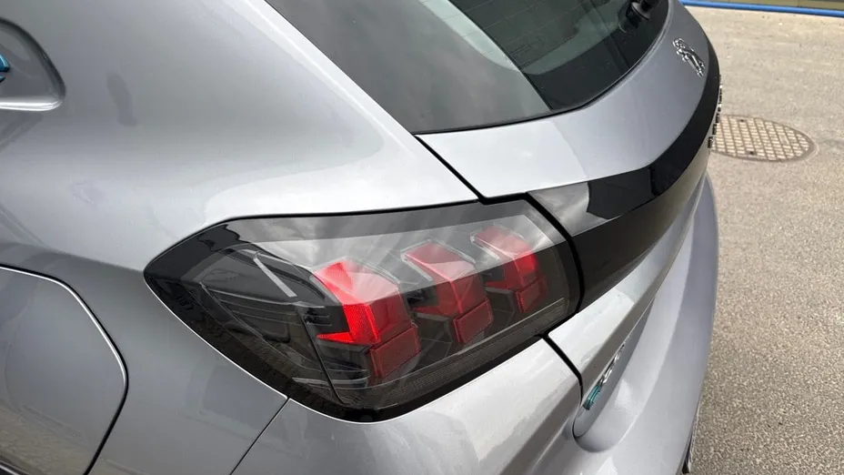 PEUGEOT 208 e-208 Active