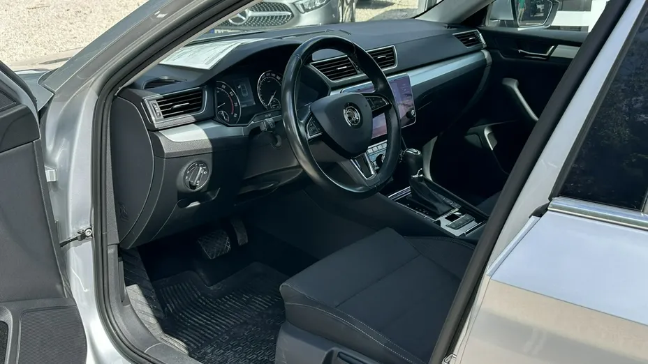 SKODA Superb -