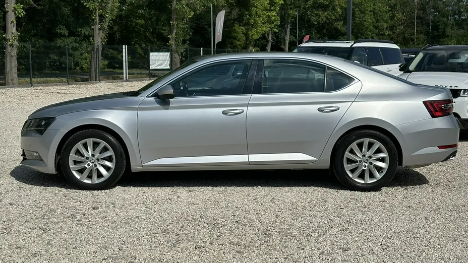 SKODA Superb -