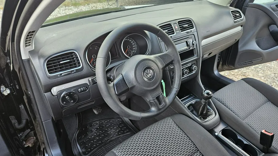 VOLKSWAGEN Golf -