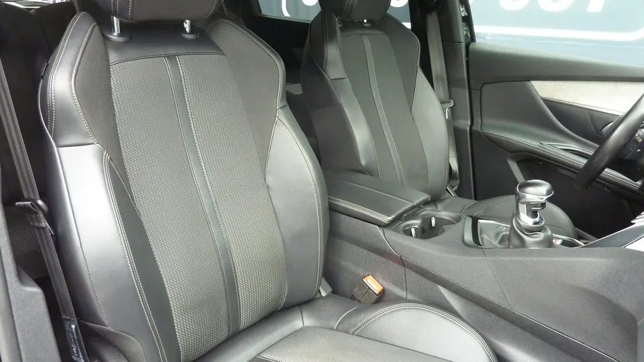 PEUGEOT 5008 -