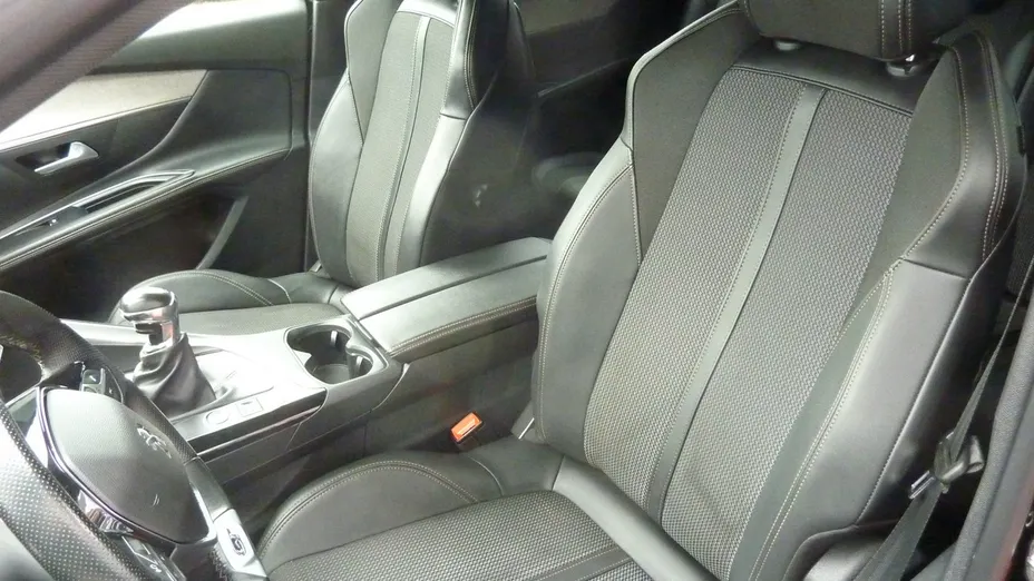 PEUGEOT 5008 -
