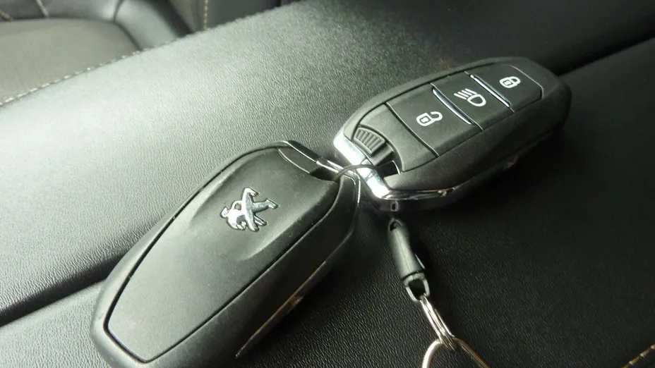 PEUGEOT 5008 -