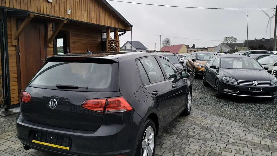 VOLKSWAGEN Golf -