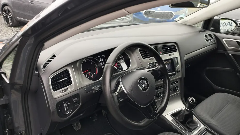 VOLKSWAGEN Golf -