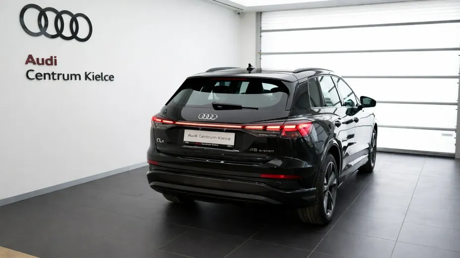 AUDI Q4 -