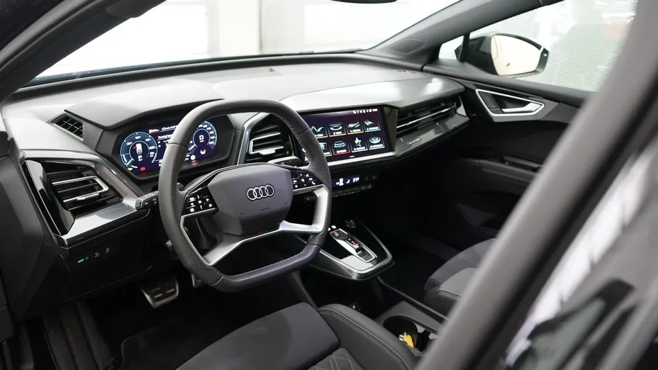 AUDI Q4 -