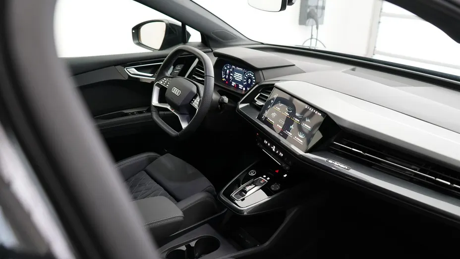 AUDI Q4 -
