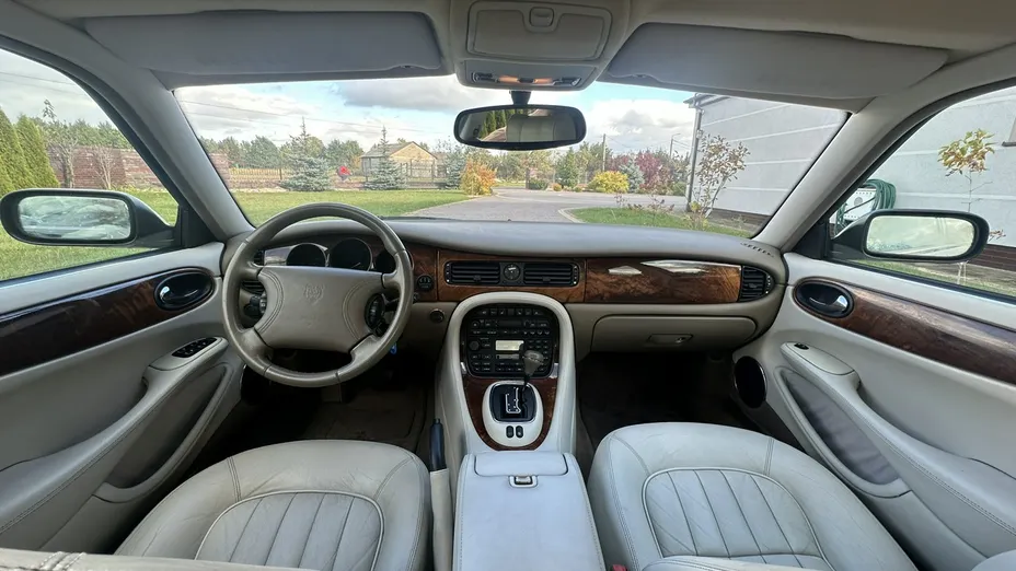 JAGUAR XJ -