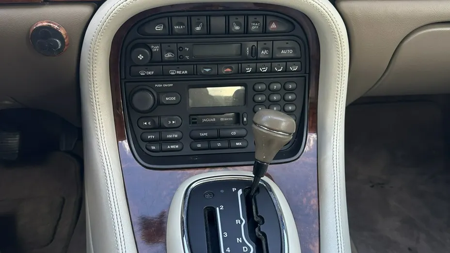 JAGUAR XJ -