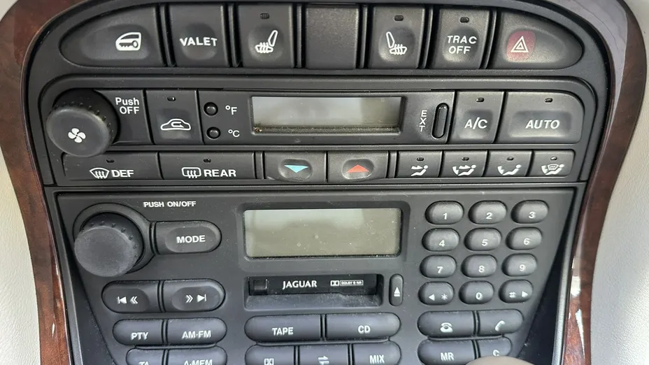 JAGUAR XJ -