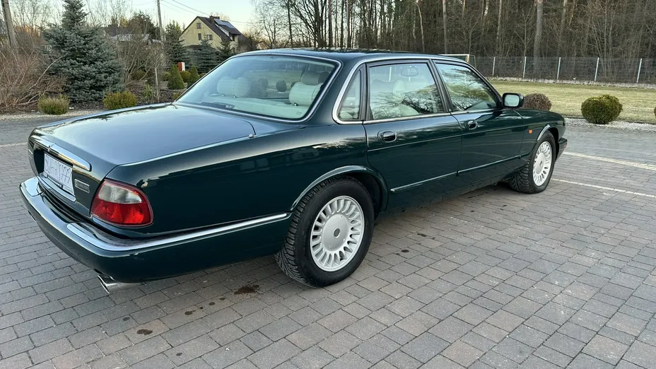 JAGUAR XJ -
