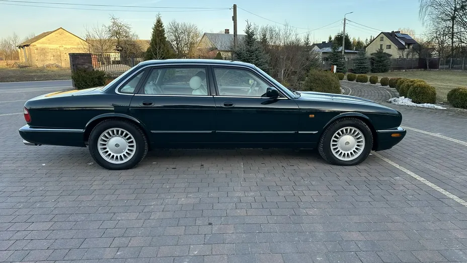 JAGUAR XJ -