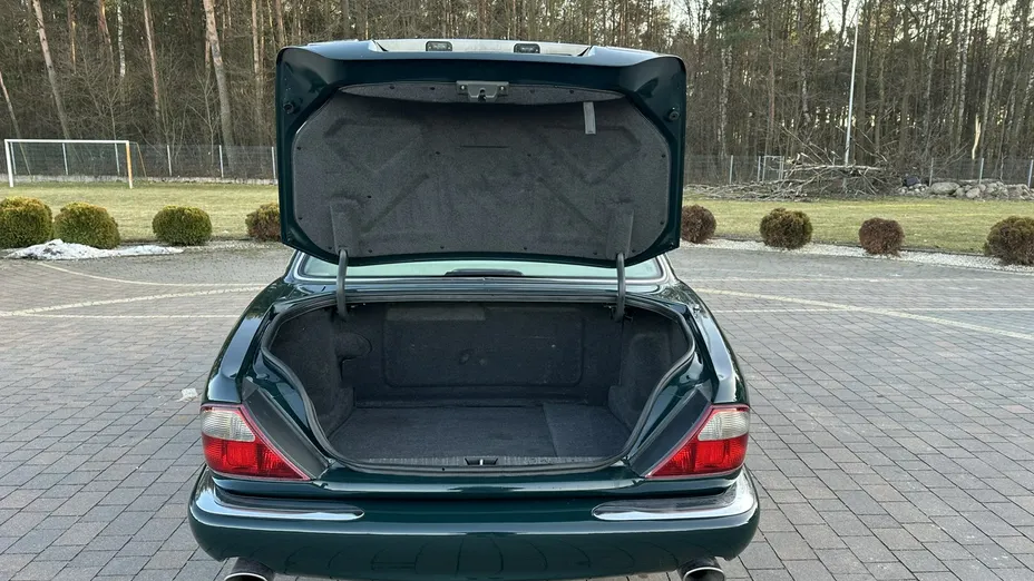 JAGUAR XJ -