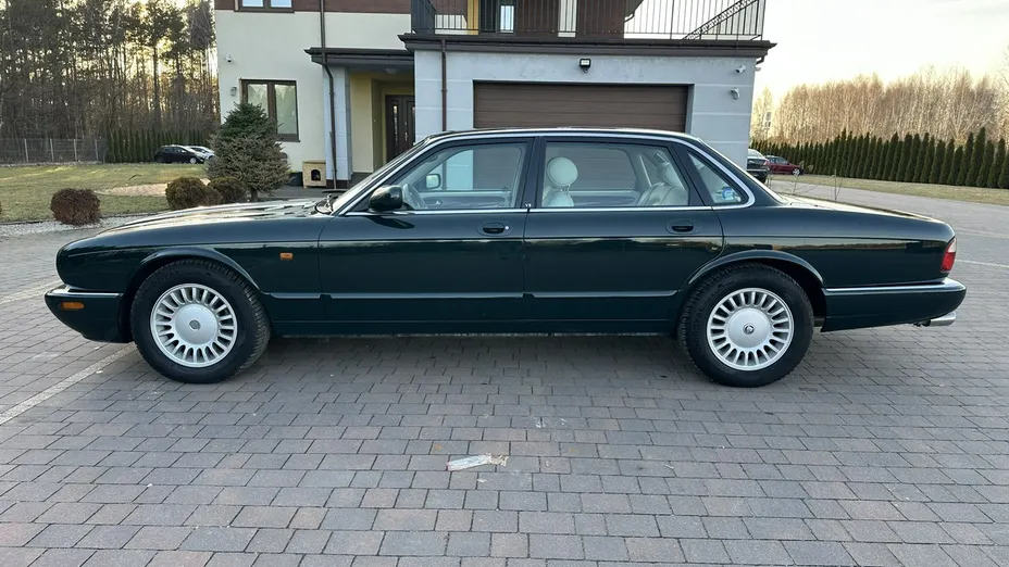 JAGUAR XJ -