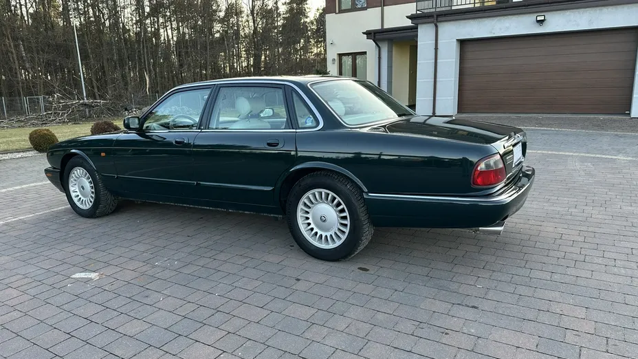 JAGUAR XJ -
