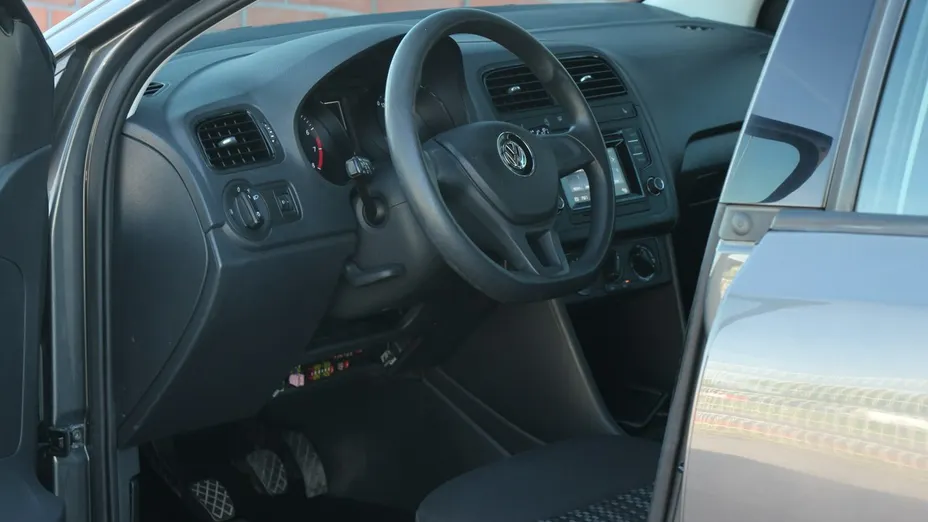 VOLKSWAGEN Polo -