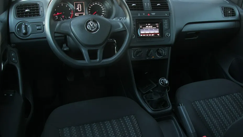 VOLKSWAGEN Polo -