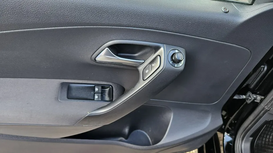 VOLKSWAGEN Polo -