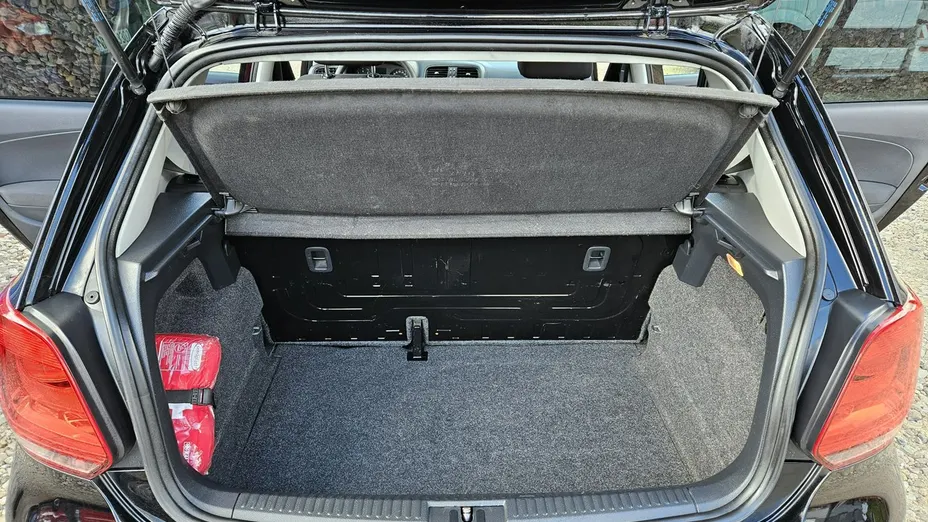VOLKSWAGEN Polo -