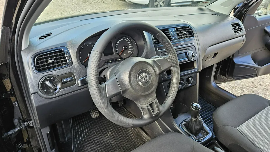 VOLKSWAGEN Polo -