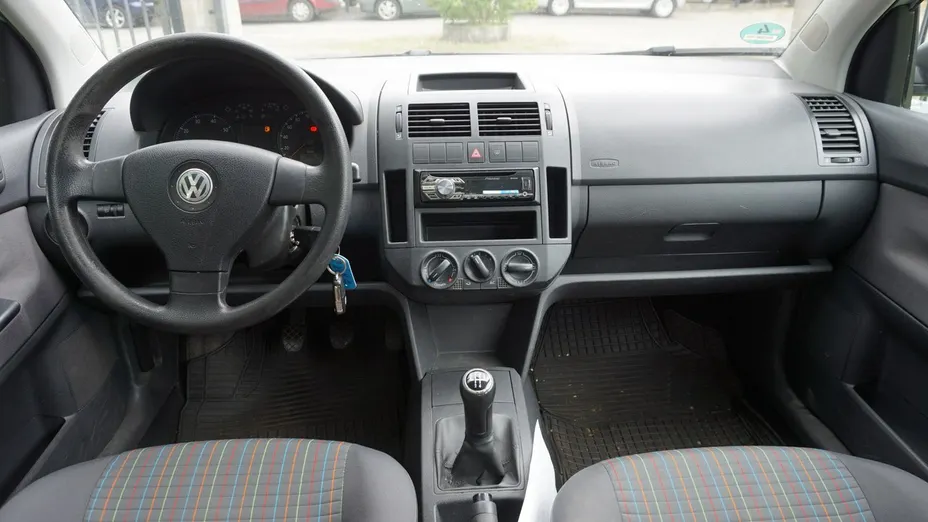 VOLKSWAGEN Polo -