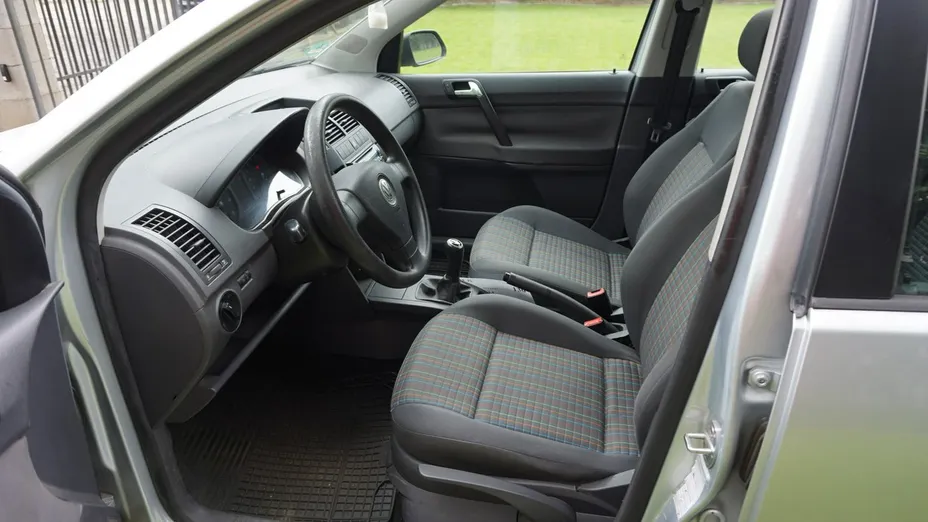 VOLKSWAGEN Polo -