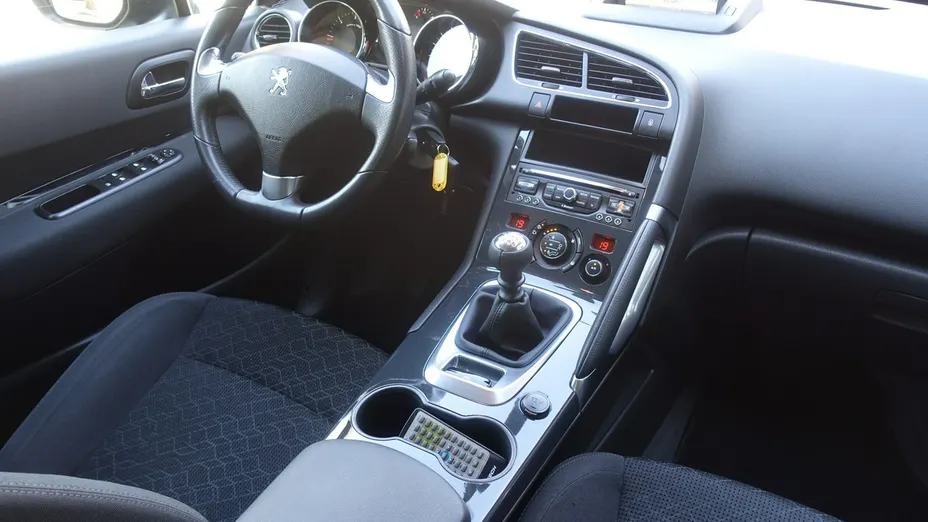 PEUGEOT 3008 -