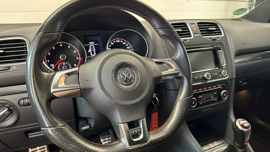 VOLKSWAGEN Golf -