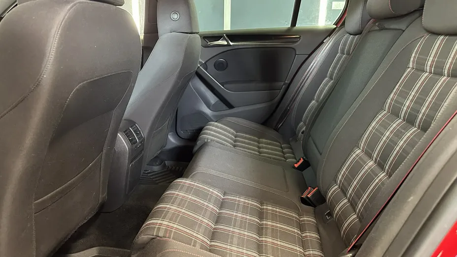 VOLKSWAGEN Golf -