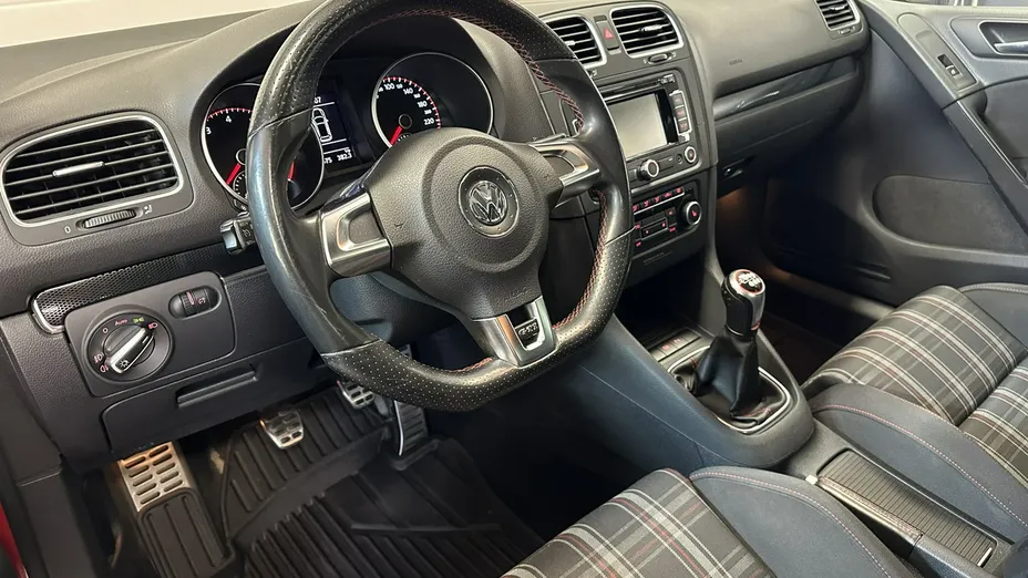 VOLKSWAGEN Golf -