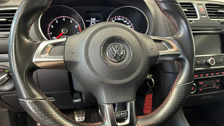 VOLKSWAGEN Golf -