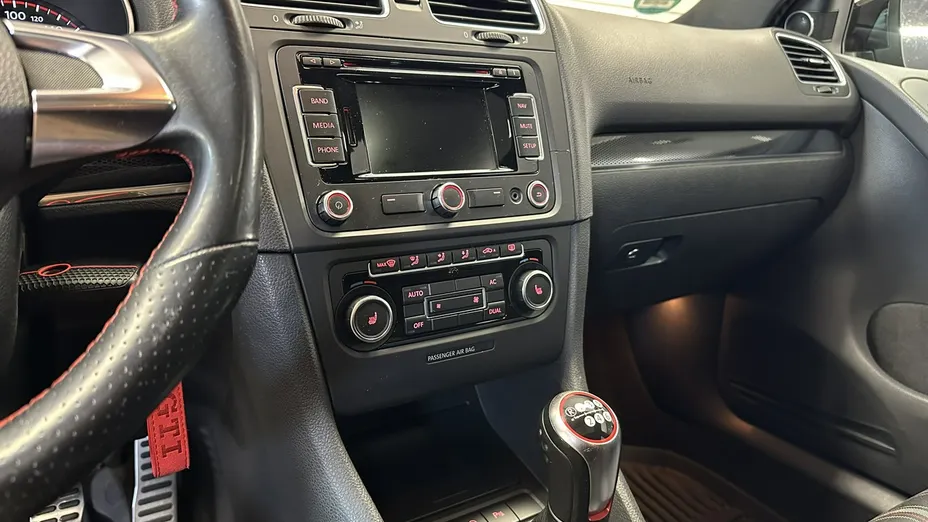 VOLKSWAGEN Golf -