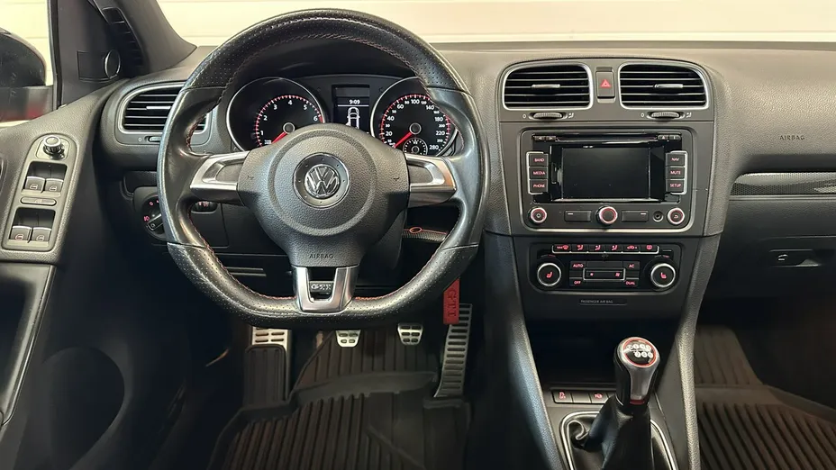VOLKSWAGEN Golf -