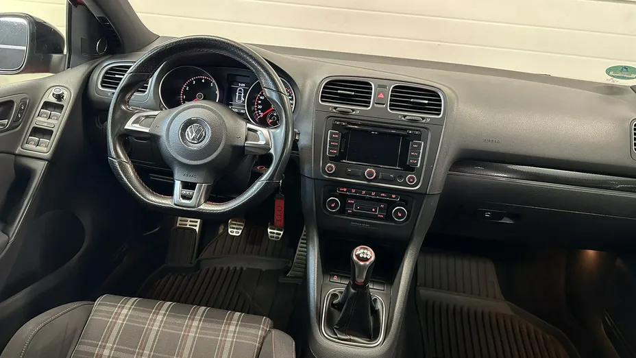 VOLKSWAGEN Golf -